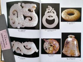 古韵幽情【寒石斋藏珍集萃】韩晋都，字霄龙，笔名寒冰，号寒石斋主，1953年生，北京人。中国首批收录在中国摄影家辞典的摄影家之一，先后在山西画报社、新华社中国图片报社、关公文化研究理事会、晋阳古城研究会、山西省文物资料信息中心等处任职，对青铜器、金石造像、古代玉器、陶瓷、近现代书画等收藏均有研究。古韵幽情为其收藏的玉器 陶瓷 佛像 书画 文房杂项等五大类古玩600余件，按品类年代排序