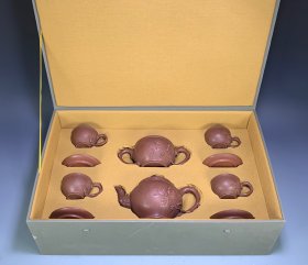 旧藏 名家顾景舟款松鼠葡萄紫砂壶茶具一套。尺寸