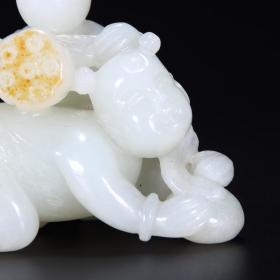 旧藏:新疆和田玉雕“多子多福”把件。
规格: