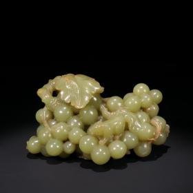 清 和田黄玉松鼠葡萄摆件
尺