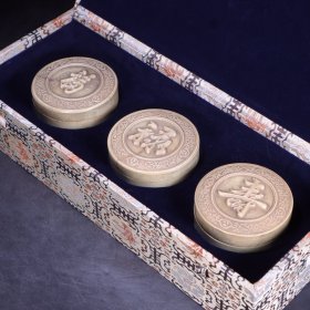 旧藏：老寿山石雕“福禄寿”文房盒一套。
规