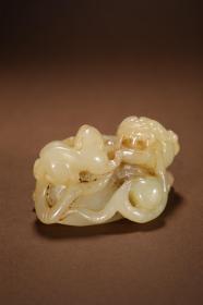 和田玉子母瑞兽摆件
尺寸：8.1×6×4.6厘米 重300克