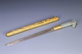 清代 宫廷 金器 黄金凤纹鞘配和田玉马头首一柄。