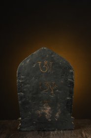 尼泊尔黑石雕空行母像
高30厘米，长20厘米