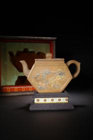 紫砂山水茶壶
尺寸：14.5×6.6×7.8厘米 重310克。
1
