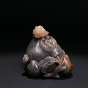 清 和田青花巧雕三多灵猴雕件
尺寸4.3×2.7×4.3厘米，重量66.8克