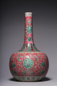 清代，“大清嘉庆年制”款胭脂红地绿彩缠枝花卉纹长颈瓶