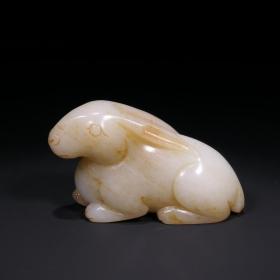 清 和田玉籽料玉兔雕件
尺寸6.2×3.7×2.3厘米，重量75.7克