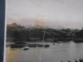 民国原版老照片2张《福州九仙观，苍霞洲（沿江建筑分布了税关、银行、旅馆、汽船会社、码头等。）》。已泛银。