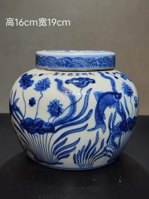 美品·款识“大明宣德年制”精工细作满工青花莲池鱼藻纹盖罐。