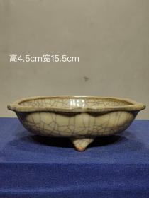 美品·精工细作满工官窑开片三足瓣口笔洗。