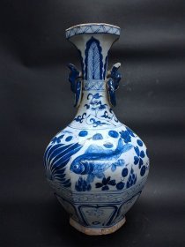 明代青花瓶···