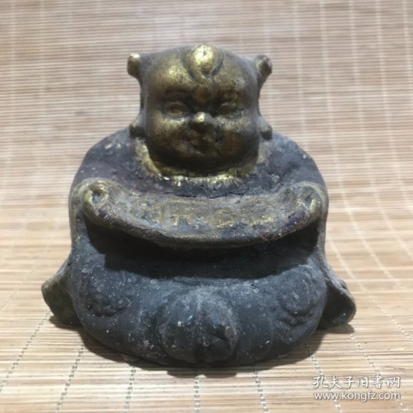 旧藏：老沉香彩绘描金雕童子
高：7.3cm，底部宽8.2cm，重量：120g