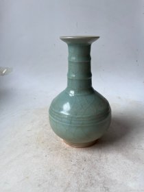 龙泉青瓷瓶
口径9cm
高度16.5cm