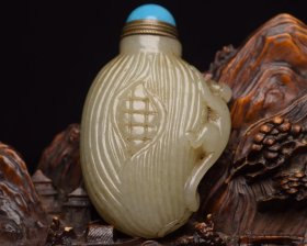 和田玉鼻烟壶 
规格: 7.3×4.6×2.1厘米，重 96克。