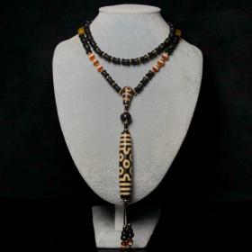 藏区回流老料高油包浆亚黄七眼天珠搭配一线天珠、两眼天珠三通、沉香编制项链
尺寸：七眼78*15毫米 沉香10*8毫米