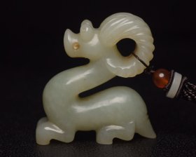 和田玉猪龙
规格:5.3×5.1×1.6厘米   重 63克