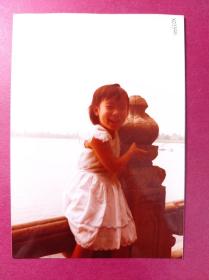 【老照片122】《小女孩媛媛与朋友们八十年代北京影像记录》5寸彩色照片一张，保存极好，此系列记录了北京

八十年代的普通人生活状态，改革开放之后人民生活水平逐步提高，衣食住行各个方面都有极大的

改善，此系列是了解八十年代北京生活的珍贵影像。