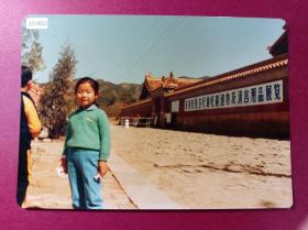 【老照片118】《小女孩媛媛与朋友们八十年代北京影像记录》5寸彩色照片一张，保存极好，此系列记录了北京

八十年代的普通人生活状态，改革开放之后人民生活水平逐步提高，衣食住行各个方面都有极大的

改善，此系列是了解八十年代北京生活的珍贵影像。