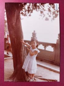 【老照片121】《小女孩媛媛与朋友们八十年代北京影像记录》5寸彩色照片一张，保存极好，此系列记录了北京

八十年代的普通人生活状态，改革开放之后人民生活水平逐步提高，衣食住行各个方面都有极大的

改善，此系列是了解八十年代北京生活的珍贵影像。