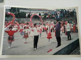 【老照片14】《海军政治部歌舞团》5寸照片一张，内容如图，保存不错，影像记录了九十年代至2000年左右，海政歌舞团的演出、访问、交流等活动，是我军文工团珍贵的历史资料！