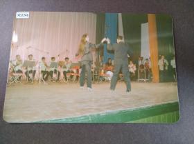 【老照片104】《海军政治部歌舞团》5寸照片一张，内容如图，保存不错，影像记录了九十年代至2000年左右，海政歌舞团的演出、访问、交流等活动，是我军文工团珍贵的历史资料！