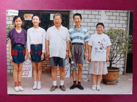 【老照片120】《小女孩媛媛与朋友们八十年代北京影像记录》5寸彩色照片一张，保存极好，此系列记录了北京

八十年代的普通人生活状态，改革开放之后人民生活水平逐步提高，衣食住行各个方面都有极大的

改善，此系列是了解八十年代北京生活的珍贵影像。
