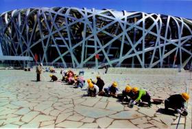 【照片47】《鸟巢建设记录》彩色照片一张，保存好，北京摄影家协会副主席，著名摄影家何慷民拍摄。富士相纸