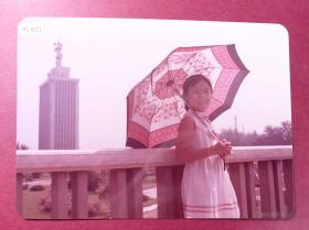 【老照片108】《小女孩媛媛与朋友们八十年代北京影像记录》5寸彩色照片一张，保存极好，此系列记录了北京

八十年代的普通人生活状态，改革开放之后人民生活水平逐步提高，衣食住行各个方面都有极大的

改善，此系列是了解八十年代北京生活的珍贵影像。