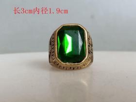 镶嵌绿宝 石戒指