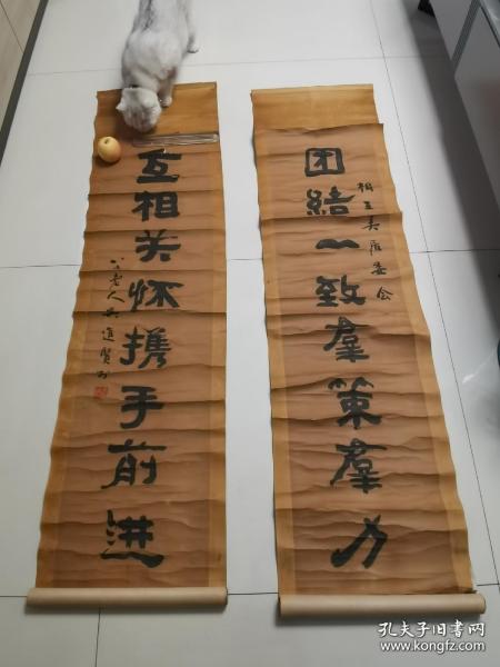 苏州著名书法家吴进贤对联书法一对，画芯尺寸32*126CM*2PCS，有折皱开裂、局部掉肉渣的情况，挂绳断裂，详见图片。吴进贤(1903-1999)，本名广兴，又名二宝，字寒秋，苏州著名书法家。安徽歙县里河坑人。