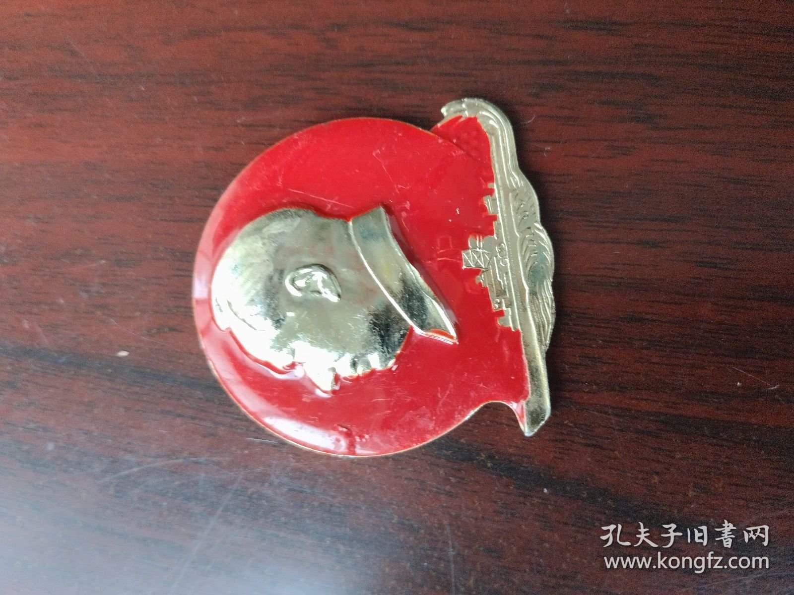 3.8cm 毛主席像章 、军舰图案，背面：毛主席万岁，成都军区司令部，包老保真 编号：572