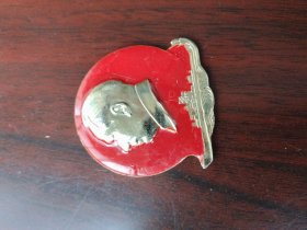 3.8cm 毛主席像章 、军舰图案，背面：毛主席万岁，成都军区司令部，包老保真 编号：572