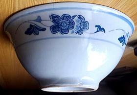 青花瓷缠枝莲碗、底款；湖南先湾14号、尺寸、实物如图看到即所购。