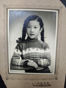 1958年老照片——十岁的上海美少女——（照片9.8X7.3厘米），底板（17.5X12厘米）——雪怀照相