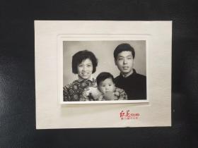 五六十年代照片：《夫妻带孩子一家三口》 （妻子很漂亮）——西门路1号红花照相；（照片10X7.5厘米，底板16X12.5厘米）