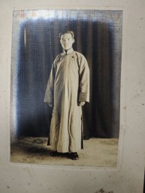 民国老照片——穿长衫的上海青年（照片14X10厘米），底板（25X15厘米）——雪怀照相