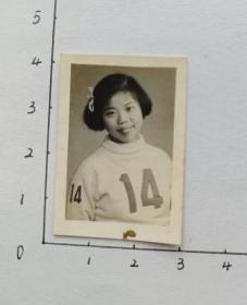 老照片20014-1956年-女子穿14号衣服留影