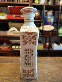 七宝古窖.十五年，45.6°600ml浓香型，白瓷贴花烫金工艺酒瓶