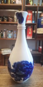 通用酒瓶.白瓷蓝牡丹，52°500ml浓香型，白瓷贴花工艺酒瓶