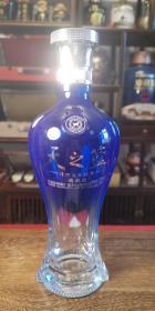 洋河天之蓝旗舰版，蓝色工艺玻璃酒瓶，52°520ml；