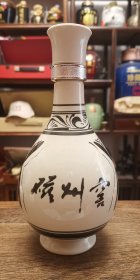 河北“磁州窖.15年”，40.5°500ml浓香型，仿磁州窑白瓷贴花工艺酒瓶