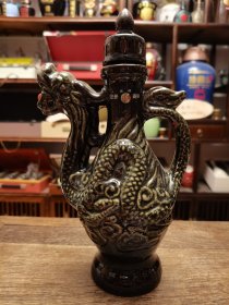 少见老瓶：重庆荣昌桃峰牌龙壶，52°320ml浓香型，传统陶瓷工艺酒瓶