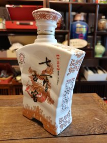七宝古窖.十五年，45.6°600ml浓香型，白瓷贴花烫金工艺酒瓶