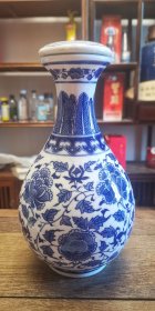 南泥湾九龙亭牌，白瓷贴花仿青花瓷工艺酒瓶