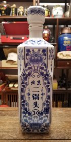 永丰牌北京二锅头.青花藏品30年，42°1500ml清香型，白瓷贴花工艺（仿元青花）酒瓶，九五成新