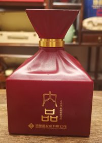 酒鬼酒.内品，52°500ml馥郁香型，玻璃喷涂烫金工艺酒瓶