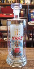 河北子龙醉酒业公司的产品“正定1983  一品青莲”，艺术透明玻璃酒瓶，500ml。