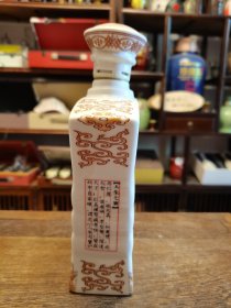 七宝古窖.十五年，45.6°600ml浓香型，白瓷贴花烫金工艺酒瓶