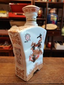 七宝古窖.十五年，45.6°600ml浓香型，白瓷贴花烫金工艺酒瓶